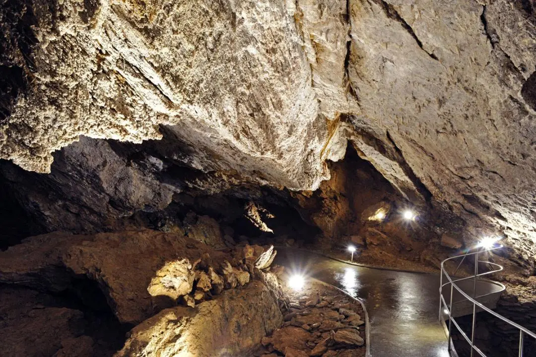 Interiér Zbrašovských aragonitových jeskyní s unikátními krápníky a minerály