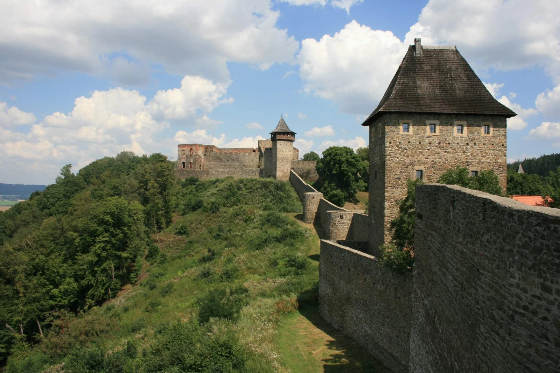 Impozantní hrad Helfštýn tyčící se nad krajinou.