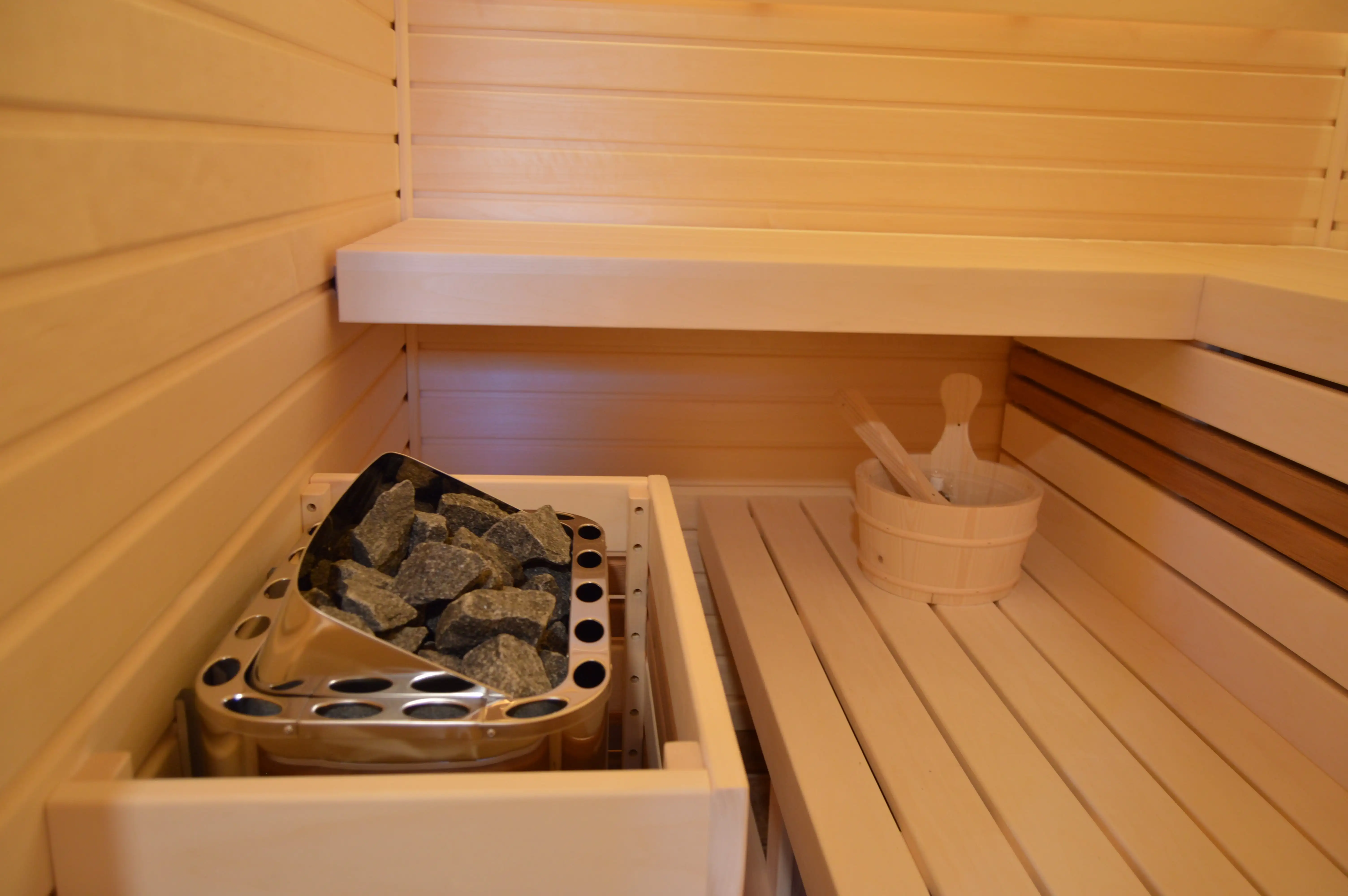 Moderní privátní wellness s finskou saunou a hydromasážní vanou.