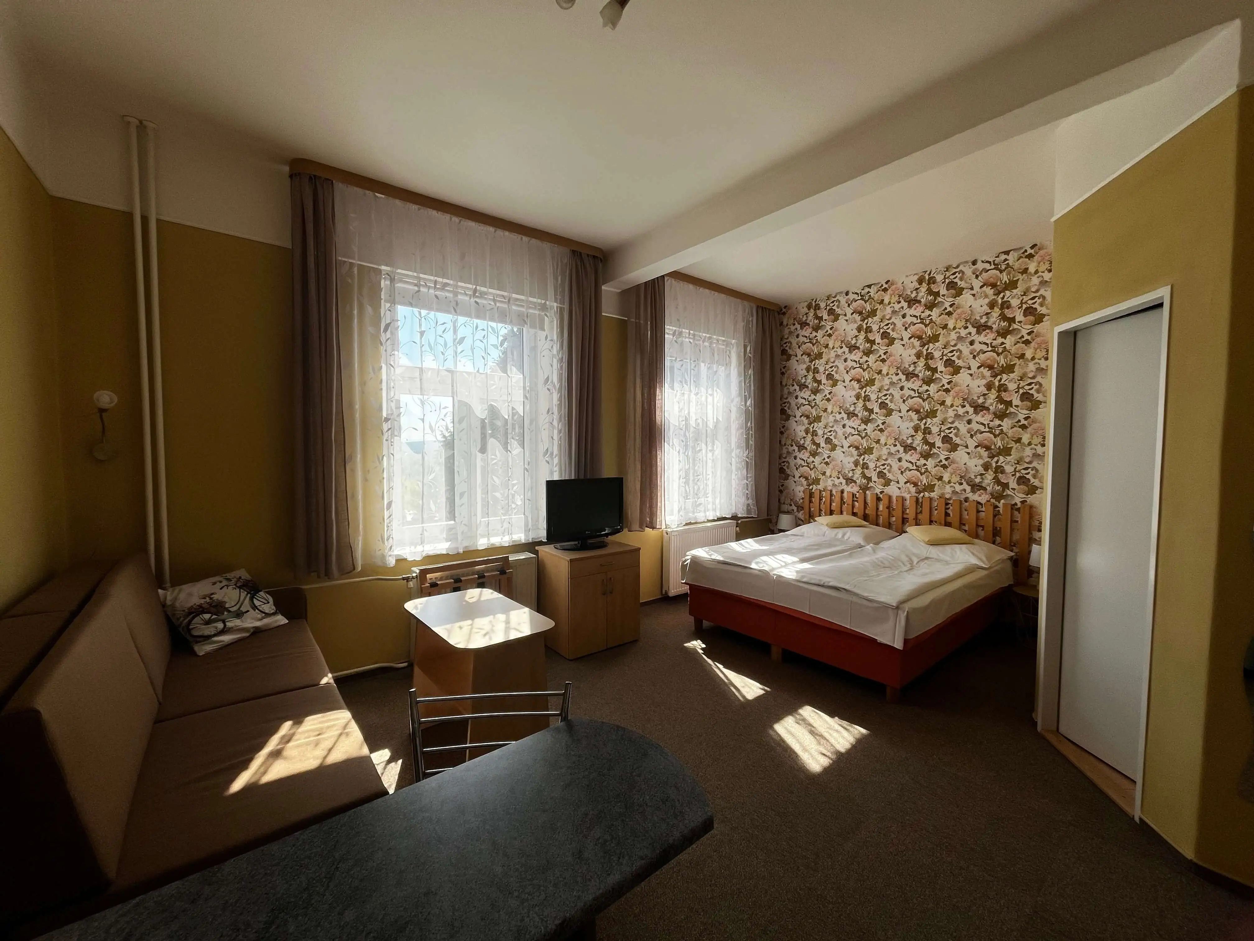Moderní studio s manželskou postelí a rozkládací pohovkou