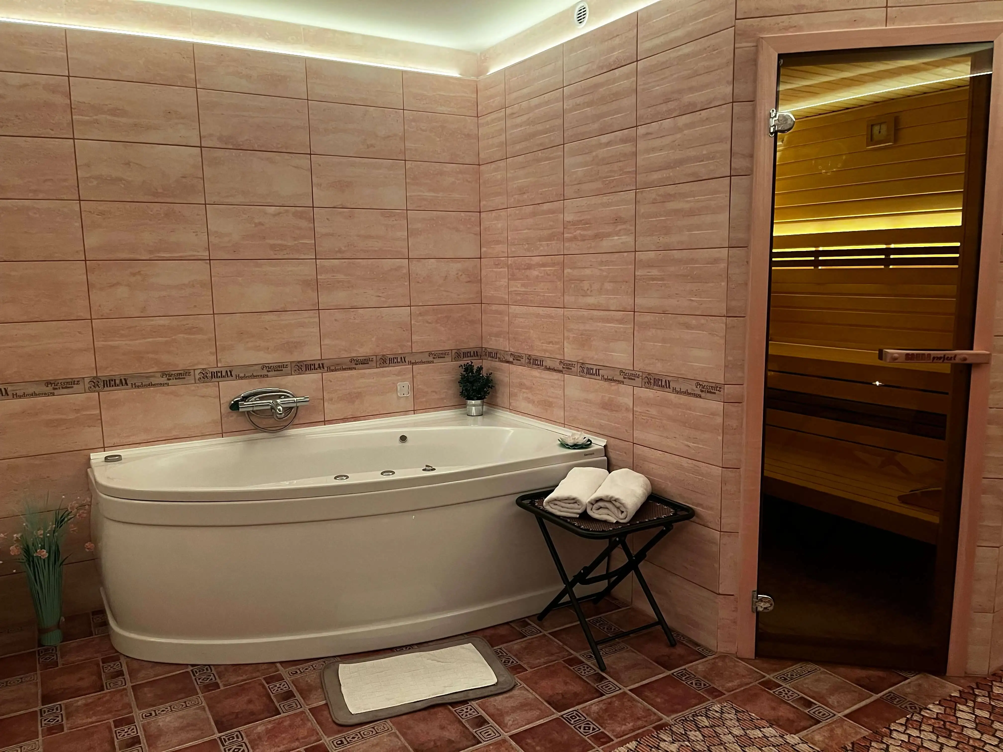 Luxusní hydromasážní vana s bublinkami a relaxační atmosférou.