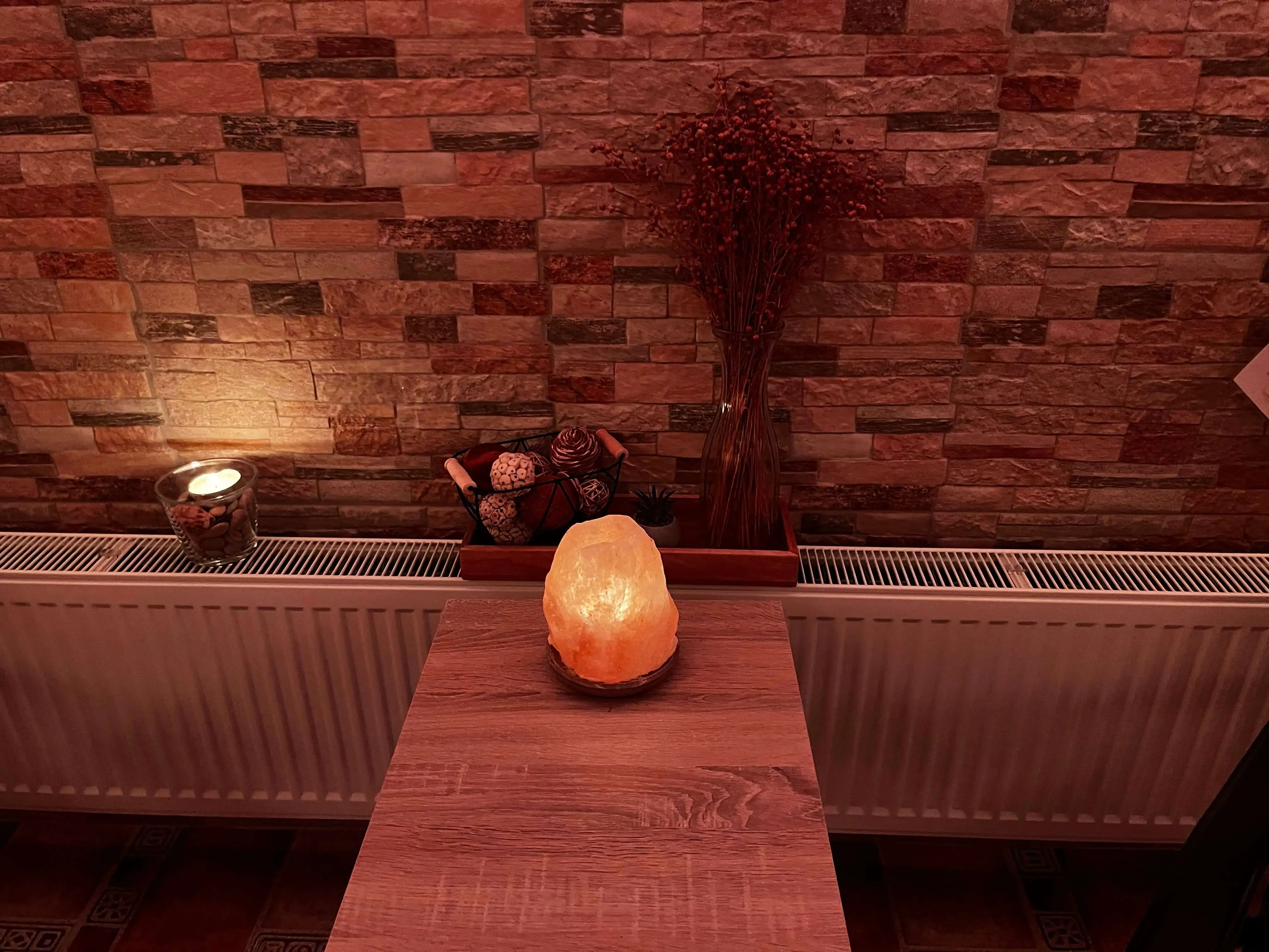 Relaxační prostor s posezením a příjemnou atmosférou pro odpočinek.