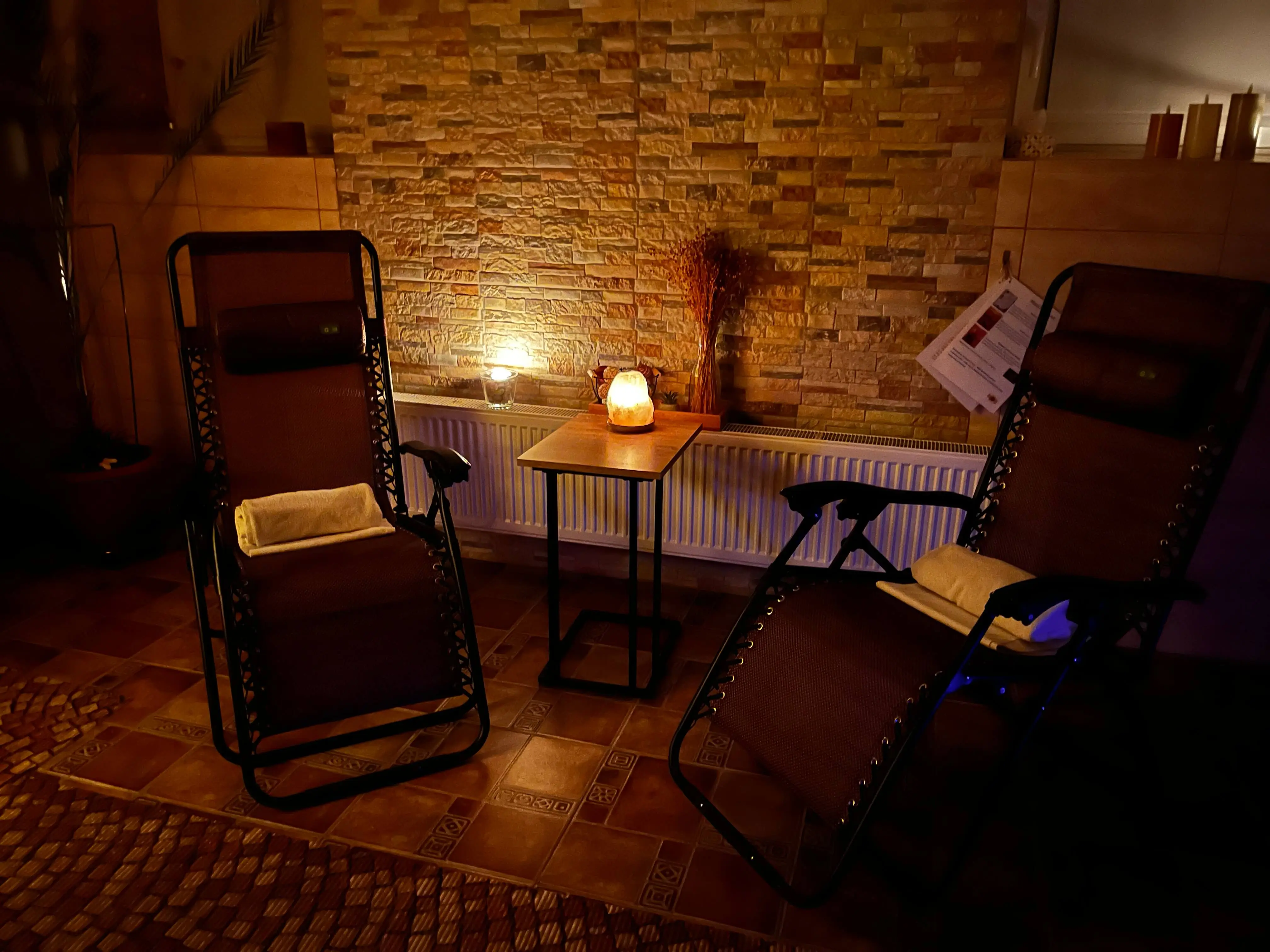 Relaxační prostor s posezením a příjemnou atmosférou pro odpočinek.
